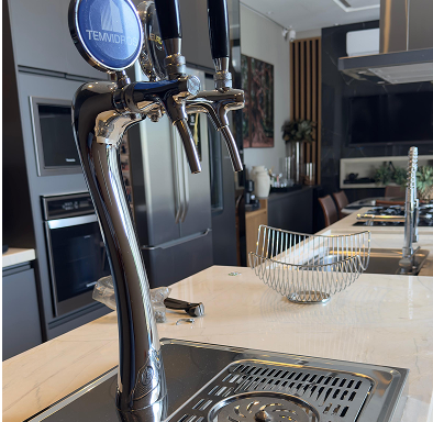 Projeto 03 — Adega sob escada com nichos em madeira